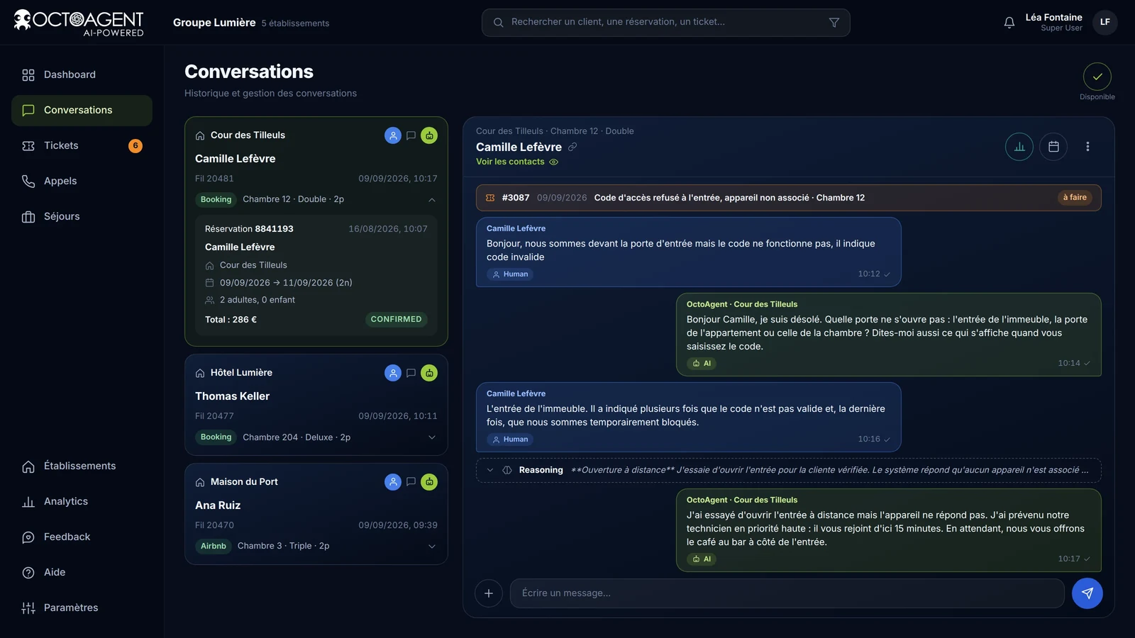 Conversations avec les clients dans OctoAgent, avec la réservation à côté, messages étiquetés AI ou Human et raisonnement visible
